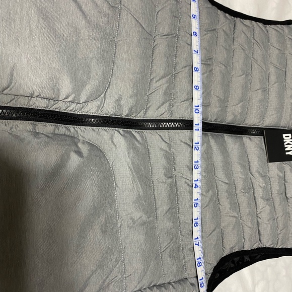 Men’s DKNY Oakland Puffer Vest Size Medium (NWT).  MSRP $98.50 - Picture 7 of 10